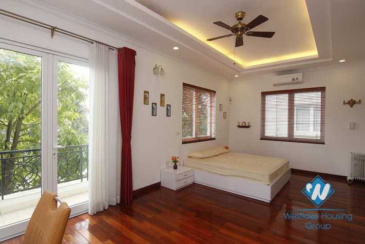 Hanoi furnished 4 bedrooms villa for let in Vinhomes Riverside with river view